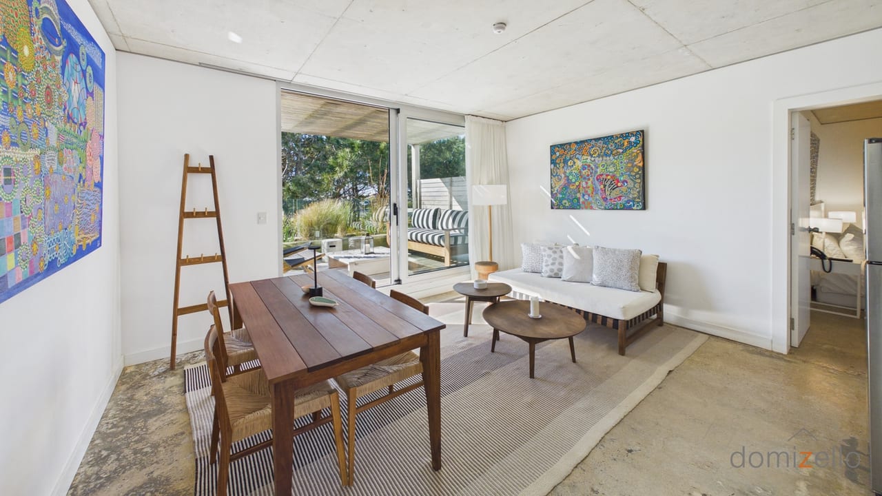 Living comedor con acceso a jardín y vista al parque, apartamento en Faro de José Ignacio, Maldonado