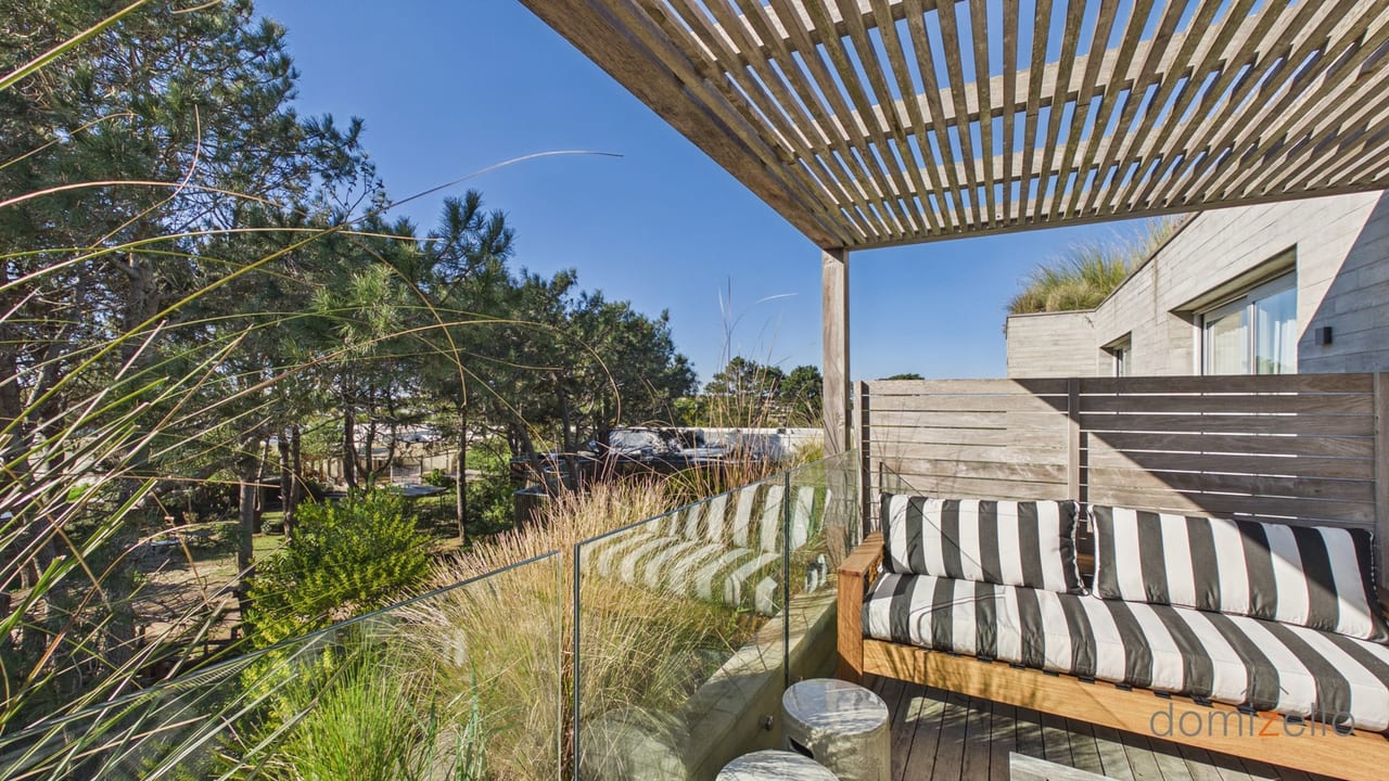 Terraza con pérgola, plantas nativas y vistas al jardín, apartamento en Faro de José Ignacio, Maldonado