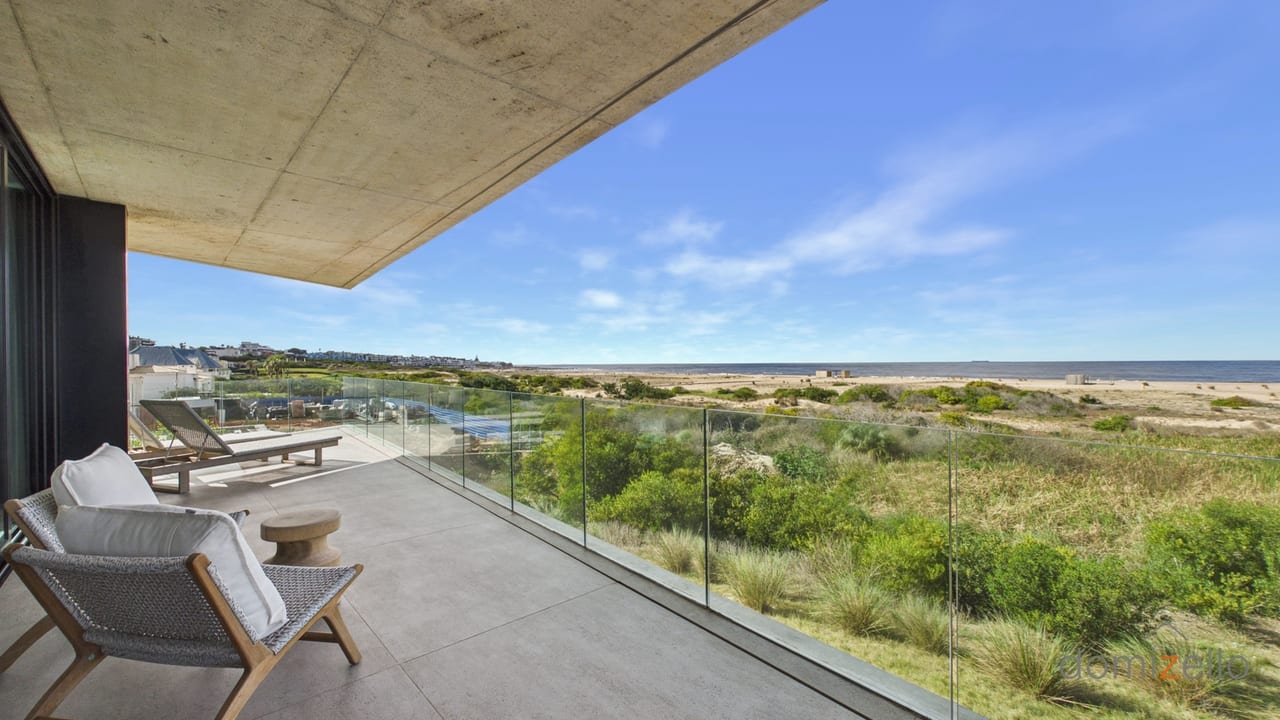 Terraza con vista al mar y dunas, apartamento en La Barra, Maldonado