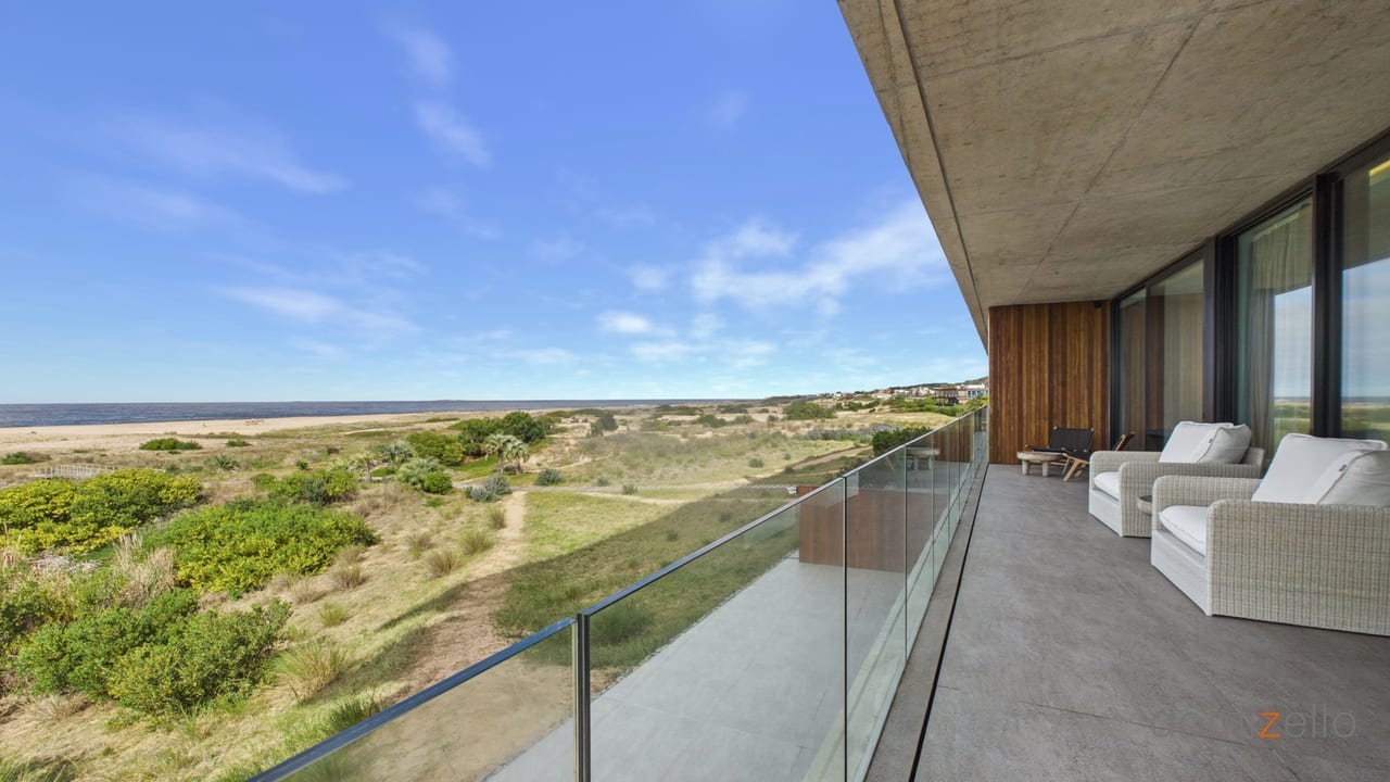 Terraza con vistas al mar y dunas, apartamento en La Barra, Maldonado