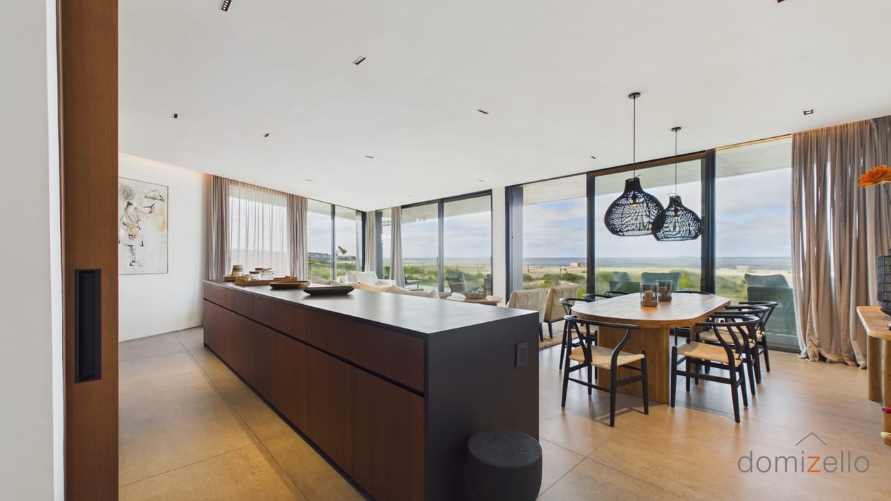 Living comedor con isla de cocina, vista panorámica al campo y costa, apartamento en La Barra, Maldonado