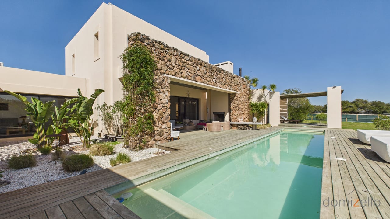 Casa con piscina y terraza de madera, fachada de piedra, casa en El Quijote, La Barra, Punta del Este