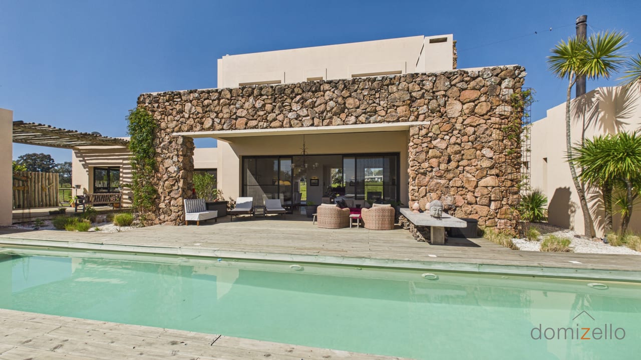 Casa con piscina y terraza con pared de piedra, living con acceso directo al jardín, en El Quijote, La Barra