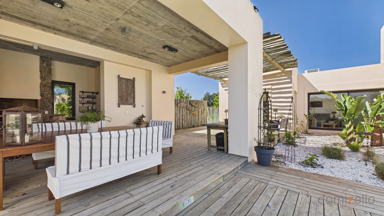 Terraza cubierta con piso de madera y pérgola, connected a living y barbacoa, casa en El Quijote, La Barra