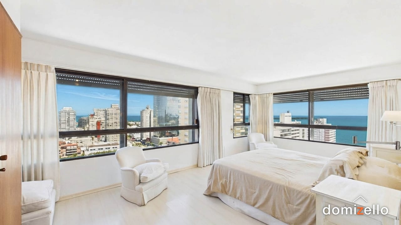 Dormitorio con ventanales y vista al mar, apartamento en Península, Punta del Este