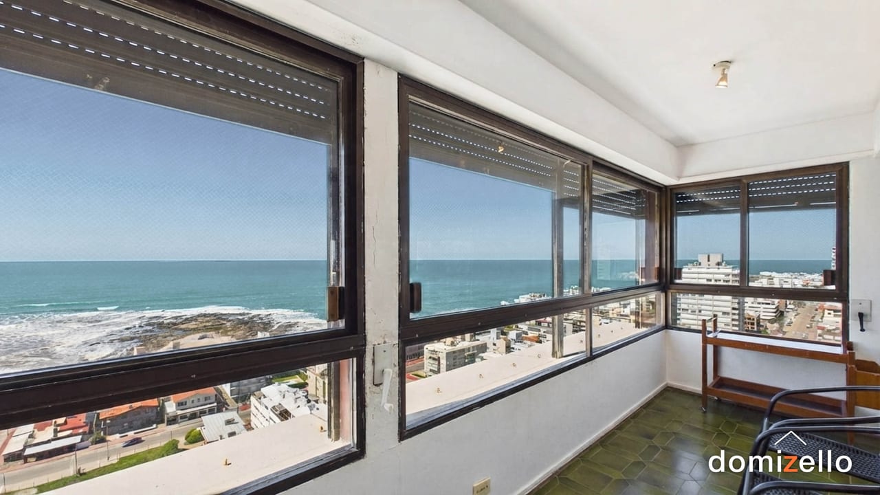 Balcón cerrado con vista al mar por ventanales, apartamento en Península, Punta del Este