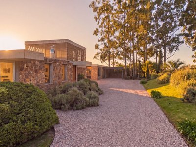 Casa modernista de primera con vistas increíbles al campo
