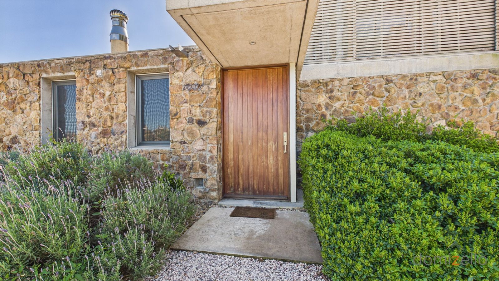Casa modernista de primera con vistas increíbles al campo